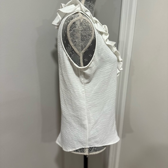 Tommy Hilfiger Women’s Sz: S White Ruffle Trim V-Neck Crinkled Sleeveless Top. - Picture 3 of 9